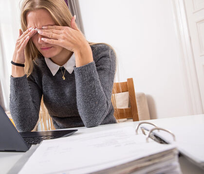 Mobbing findet oft am Arbeitsplatz statt. Frauen sind häufiger betroffen als Männer.