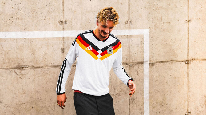 bay, lby, Fußball, Sport Kann sich sehen lassen: Nick Woltemade trägt das neue Heimtrikot.