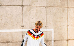 Kann sich sehen lassen: Nick Woltemade trägt das neue Heimtrikot.