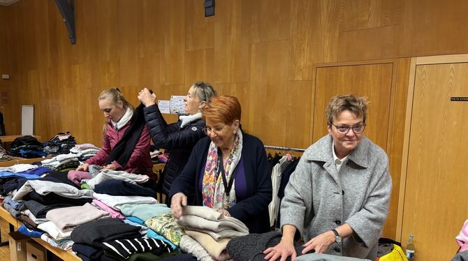 Inner Wheel, Basar, Wohltätigkeit Die Frauen des Inner-Wheel-Clubs bauen den Second-Hand-Basar auf.