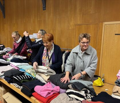 Die Frauen des Inner-Wheel-Clubs bauen den Second-Hand-Basar auf.