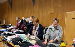 Die Frauen des Inner-Wheel-Clubs bauen den Second-Hand-Basar auf.