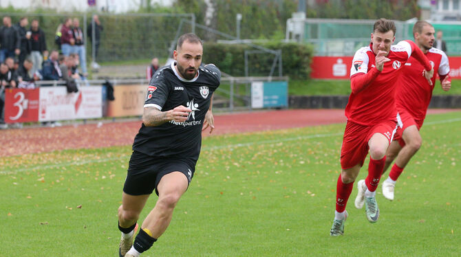 Baden-Wuerttemberg, Fussball, Maenner, OL, Oberliga, Saison 2025/26, wfv Kehrt nach seiner Gelb-Rot-Sperre in Singen in die SSV-Startformation zurück: Luca Plattenhardt (am Ball).