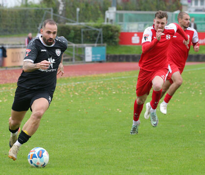 Kehrt nach seiner Gelb-Rot-Sperre in Singen in die SSV-Startformation zurück: Luca Plattenhardt (am Ball).