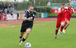 Kehrt nach seiner Gelb-Rot-Sperre in Singen in die SSV-Startformation zurück: Luca Plattenhardt (am Ball).