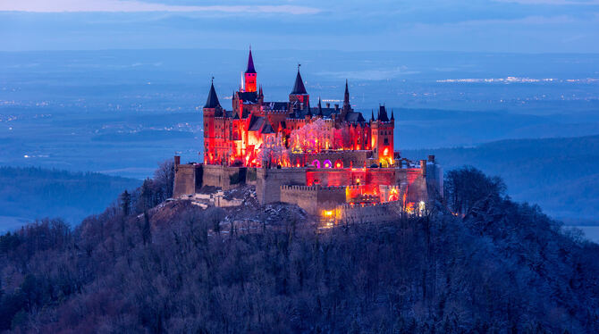 Weihnachtliches Leuchten auf der Burg Hohenzollern. FOTO: PR Weihnachtliches Leuchten auf der Burg Hohenzollern. FOTO: PR