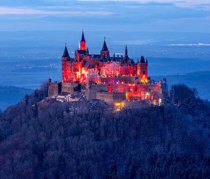 Weihnachtliches Leuchten auf der Burg Hohenzollern. FOTO: PR