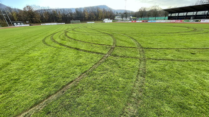 Vandalismus im Ernwiesenstadion: Der Sportplatz des TV Belsen ist durch einen unbekannten Autofahrer zerstört worden