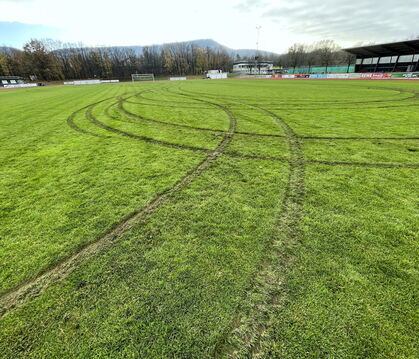 Vandalismus im Ernwiesenstadion: Der Sportplatz des TV Belsen ist durch einen unbekannten Autofahrer zerstört worden