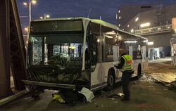 Linienbus fährt in Autos und Passanten
