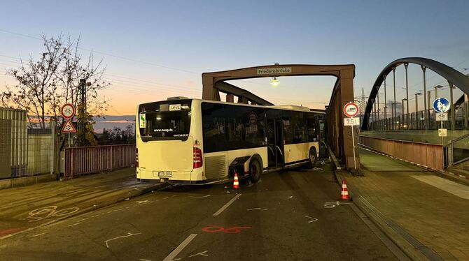 Linienbus fährt in Autos und Passanten Linienbus fährt in Autos und Passanten