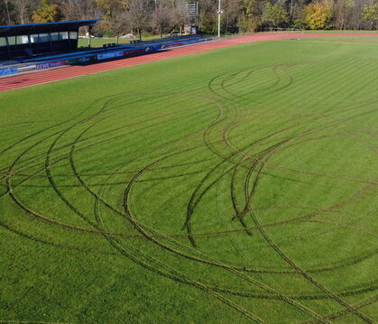 Der Belsener Sportplatz nach der nächtlichen Zerstörungsfahrt DROHNENFOTO TILMANN STEBLI_
