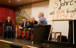 Anna Armbruster (links), Dr. Max Menton, Thomas Poreski und Richard Stasch diskutierten am Freitagabend im Wirtshaus unterm Wass