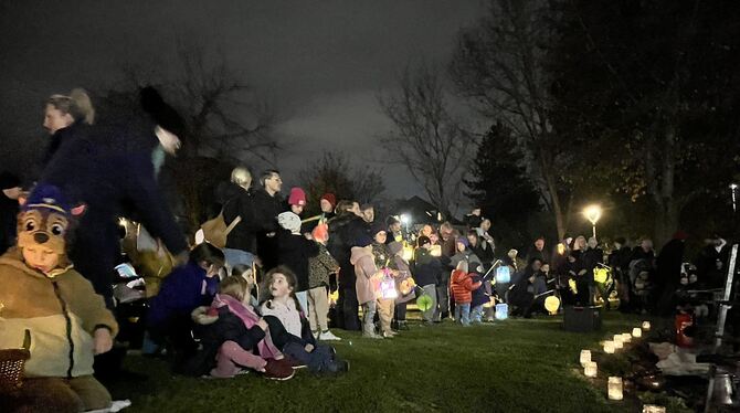 Laternenlauf Viele hunderte Kinder, Eltern und Großeltern waren am Samstag begeistert beim Laternenlauf der Lebenshilfe dabei.Laternen