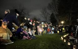 Viele hunderte Kinder, Eltern und Großeltern waren am Samstag begeistert beim Laternenlauf der Lebenshilfe dabei.Laternen