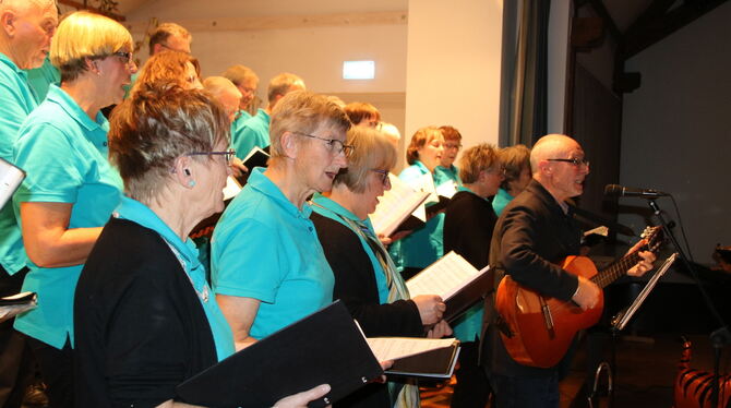 Liedermacher Roman Mangold und die Singgemeinschaft Sängerbund Kohlstetten und Eintracht Losningen genossen den gemeinsamen Auft