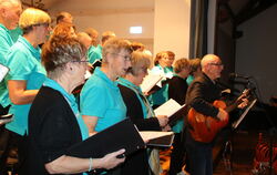 Liedermacher Roman Mangold und die Singgemeinschaft Sängerbund Kohlstetten und Eintracht Losningen genossen den gemeinsamen Auft