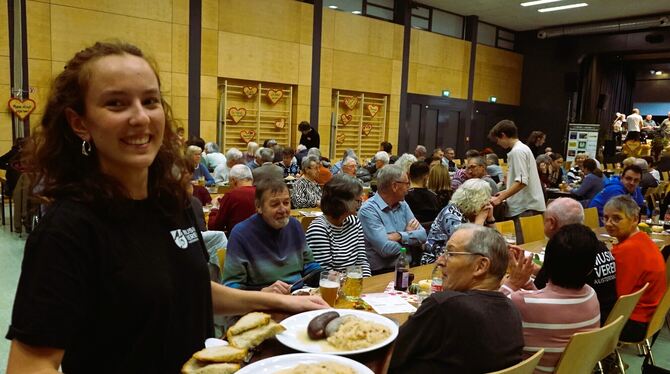 Jungmusikerin Helene Reiff brachte den hungrigen Gästen zwei Schlachtplatten