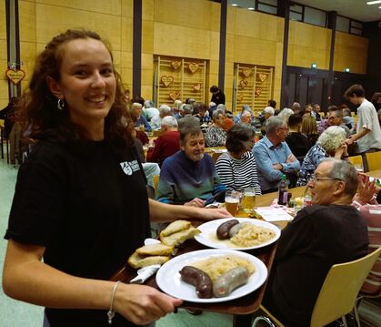 Jungmusikerin Helene Reiff brachte den hungrigen Gästen zwei Schlachtplatten