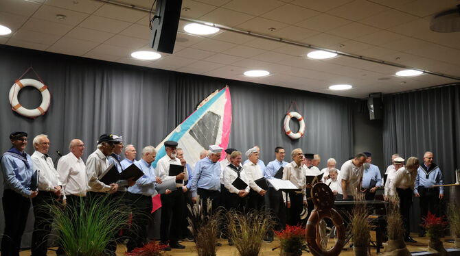 Musikalisch in das Seemannsleben eingetaucht sind am Samstagabend  die Sänger der Eintracht .