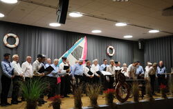 Musikalisch in das Seemannsleben eingetaucht sind am Samstagabend  die Sänger der Eintracht .