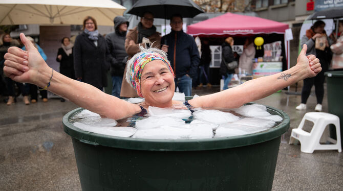 Eisbaden Challenge Marktplatz Ein eiskaltes Vergnügen: Diese Dame hat die Challenge problemlos gemeistert.
