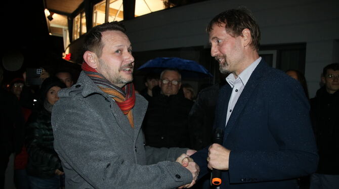 Bempflingen Bürgermeisterwahl Bempflingens Bürgermeister Bernd Welser (rechts) gratuliert seinem designierten Nachfolger Frank Lindner zum deutlichen Wahlsieg