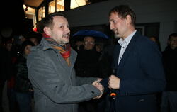 Bempflingens Bürgermeister Bernd Welser (rechts) gratuliert seinem designierten Nachfolger Frank Lindner zum deutlichen Wahlsieg