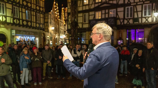 Bürgerentscheid-Ergebnis Eine Stunde nach Schließung der Wahllokale gibt Bürgermeister Elmar Rebmann das Ergebnis des Bürgerentscheids bekannt: Mit knapp