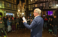 Eine Stunde nach Schließung der Wahllokale gibt Bürgermeister Elmar Rebmann das Ergebnis des Bürgerentscheids bekannt: Mit knapp