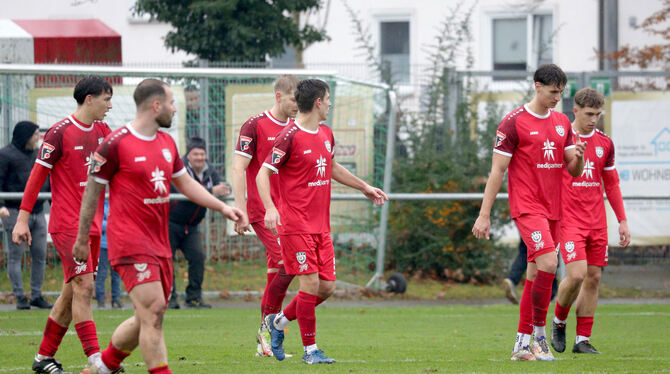 Baden-Wuerttemberg, Fussball, Maenner, OL, Oberliga, Saison 2025/26, wfv Enttäuschung pur bei den SSV-Spielern nach dem zweiten Gegentor: (von links) Jonathan Hageloch, Luca Plattenhardt, Willie Sauerb
