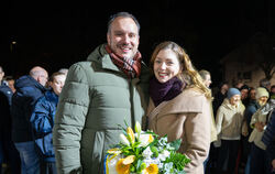 ahlsieger Michael Schmidtfreute sich mit seiner Frau Sarah über den klaren Wahlsieg in der ersten Runde.