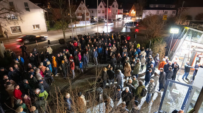 Sonnenbühl BM-Wahl Vor dem Rathaus hatten sich Bürger und Gratulanten versammelt.Die Posaunenchöre spielten dem Wahlsieger ein Ständchen.