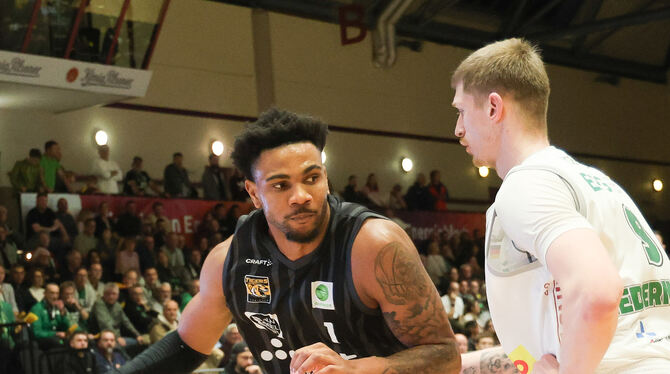 02.11.2025, 2. Basketball-Bundesliga, Action, EPG Koblenz vs. Tigers Tuebingen, GER, Saison2025-26 Power Forward Bernard Pelote (links) war wie gegen Gießen auch in Kirchheim Tübingens Topscorer.