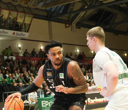 Power Forward Bernard Pelote (links) war wie gegen Gießen auch in Kirchheim Tübingens Topscorer.