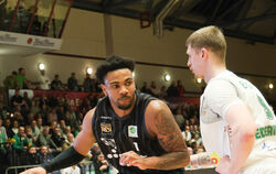 Power Forward Bernard Pelote (links) war wie gegen Gießen auch in Kirchheim Tübingens Topscorer.