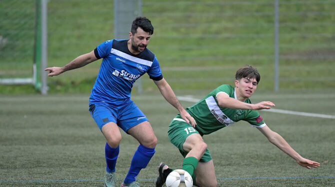 Teixeira Rebelo (links, TuS Metzingen) im Zweikampf mit Jakob Doeffinger  vom TSV Eningen.