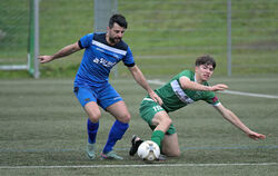 Teixeira Rebelo (links, TuS Metzingen) im Zweikampf mit Jakob Doeffinger  vom TSV Eningen.