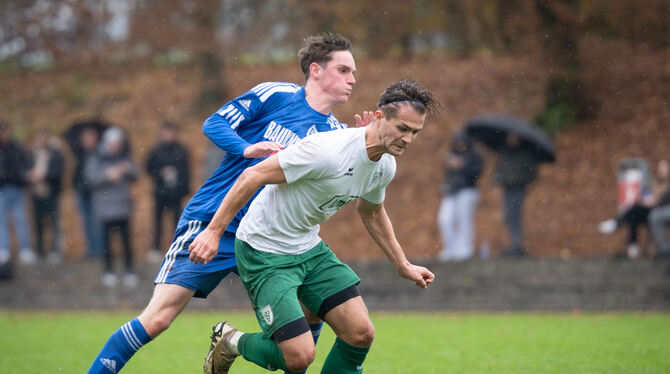 Momentan nicht zu halten: Sickenhausens Paul Prochiner (weißes Trikot) gegen SV Zainingens Elias Möck.