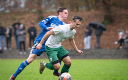 Momentan nicht zu halten: Sickenhausens Paul Prochiner (weißes Trikot) gegen SV Zainingens Elias Möck.