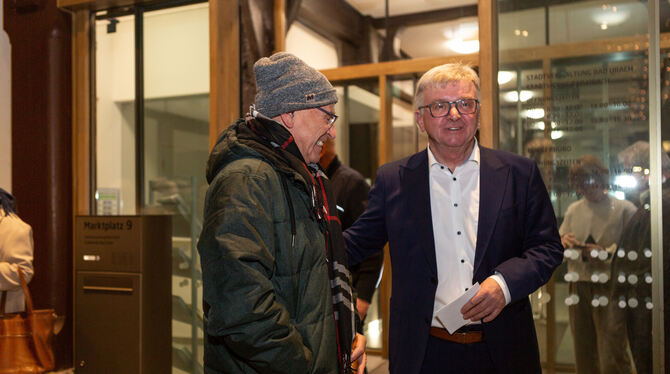 Des einen Freud, des anderen Leid: Hermann Kiefer (links) vom »Bürgerforum« Hengen neben Elmar Rebmann kurz nachdem der Rathaus-