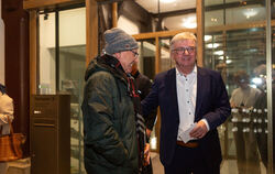 Des einen Freud, des anderen Leid: Hermann Kiefer (links) vom »Bürgerforum« Hengen neben Elmar Rebmann kurz nachdem der Rathaus-