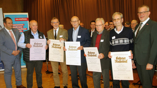 Kreishandwerksmeister Steffen Mohl (links) und Alexander Wälde, Präsident der Handwerkskammer, übergaben die Urkunden.  FOTO: LE