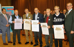 Kreishandwerksmeister Steffen Mohl (links) und Alexander Wälde, Präsident der Handwerkskammer, übergaben die Urkunden.  FOTO: LE