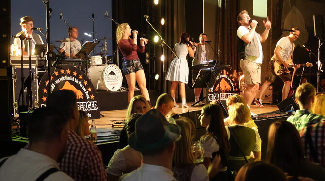 Heiße Sounds und viel Bühnenaction – die Grafenberger wissen, wie man das Party-Publikum unterhält.  FOTO: BIMEK