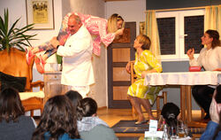 Die Hobby-Schauspieler reißen das Publikum mit unbändiger Spielfreude vom Hocker.  FOTO: LEIPPERT