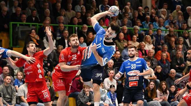 Den Pfullinger Handballern um Lukas List (von rechts) und Felix Zeiler fehlt gegen die Neuhäuser mit Daniel Schliedermann (Nr. 3