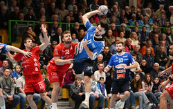 Den Pfullinger Handballern um Lukas List (von rechts) und Felix Zeiler fehlt gegen die Neuhäuser mit Daniel Schliedermann (Nr. 3