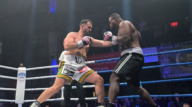 Victor Daniel (links) trifft seinen Gegner Osasu Otobo hart. FOTO: BAUR Victor Daniel (links) trifft seinen Gegner Osasu Otobo hart. FOTO: BAUR