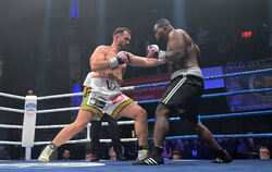 Victor Daniel (links) trifft seinen Gegner Osasu Otobo hart.  FOTO: BAUR